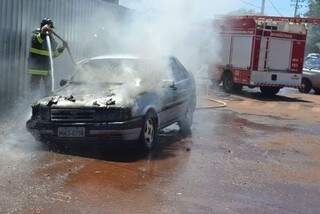 Incêndio deixou carro totalmente destruído no centro de Caarapó (Foto: José Carlos/Caarapó News)