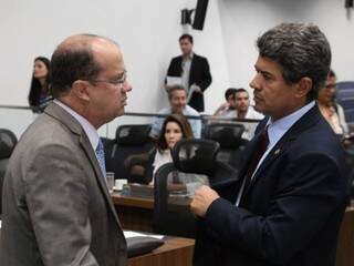 Deputados José Carlos Barbosa (DEM) e Rinaldo Modesto (PSDB), durante sessão (Foto: Victor Chileno/ALMS)