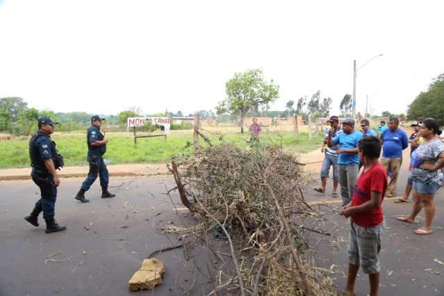 Ong admite calote e n&atilde;o se explica, mas diz ser amiga de trabalhadores