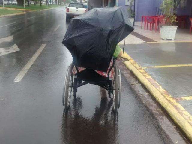 Calor&atilde;o d&aacute; tr&eacute;gua e chuva atinge Campo Grande nesta tarde