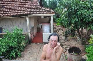 José Coimbra vive há 46 anos na casa de madeira do bairro São Francisco.