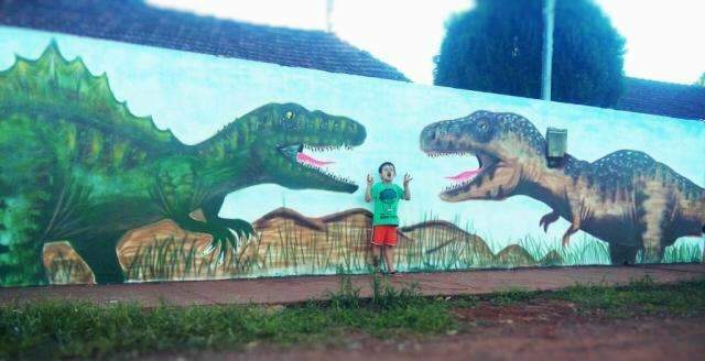 Doido por paleontologia, Fl&aacute;vio espalha dinossauros pelas ruas de Campo Grande