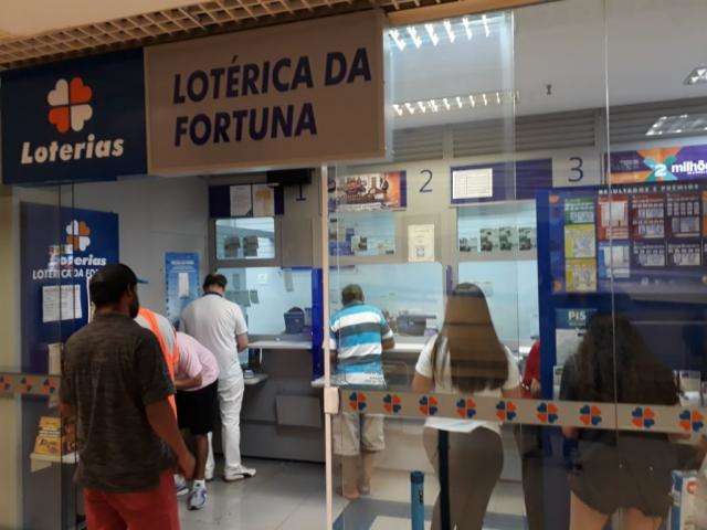 Em dia de sorteio, apostadores esperam que Mega-Sena fa&ccedil;a v&aacute;rios milion&aacute;rios