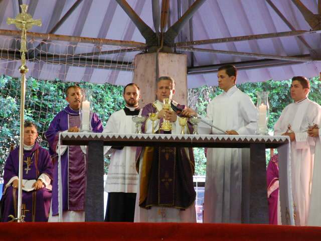  Missa de abertura da Campanha da Fraternidade sobre sa&uacute;de re&uacute;ne 3 mil fi&eacute;is
