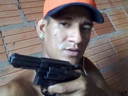 Ap&oacute;s ostentar armas, quadrilha &eacute; presa com drogas e at&eacute; p&eacute; de maconha