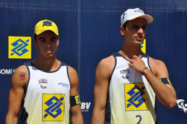 Les&atilde;o de advers&aacute;rio &#039;ajuda&#039; dupla a conquistar p&oacute;dio em torneio de v&ocirc;lei
