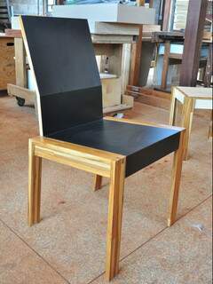 Cadeira com design diferenciado, produzida pelos garotos do projeto.