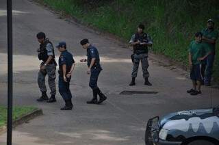 Policiais isolam artefato que seria explosivo (Foto: Marcelo Calazans)