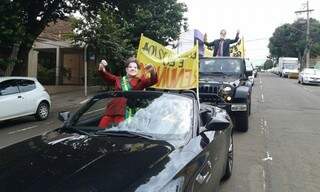 Dilma e Lula desfilaram em carro aberto pelas ruas da Capital: (Foto: Reprodução/ Facebook)