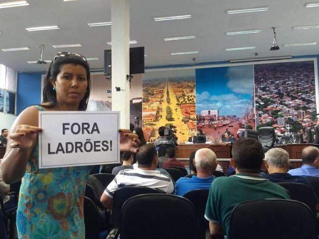 Movimento faz protesto pela cassa&ccedil;&atilde;o de vereadores acusados de corrup&ccedil;&atilde;o