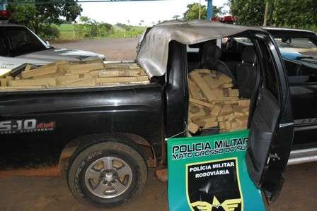 Pol&iacute;cia apreende 645 kg de maconha e adolescente que ofereceu propina