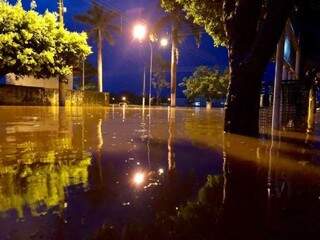 Lagoas no centro de Batayporã transbordou e alagou casas (Foto: Nova News)