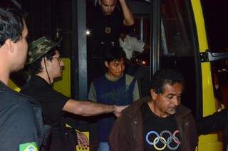 Outros três indígenas detidos chegaram em ônibus com agentes da PF (Foto: Vanderlei Aparecido)