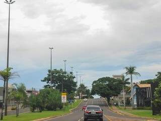 Céu de Campo Grande amanheceu nublado e previsão é de mais chuva no decorrer do dia (Foto: Paulo Francis) 