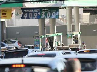 Tabela mostra gasolina a R$ 4,09 em posto do Centro (Foto: Saul Schramm)