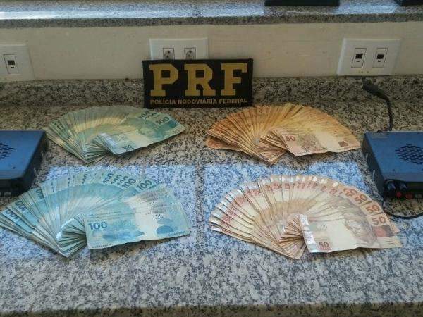 Suspeitos de serem batedores do tr&aacute;fico, dois s&atilde;o presos com R$ 20 mil