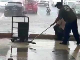 Equipe de limpeza foi mobilizada para ajudar a evitar &quot;invasão&quot; de água em loja. (Foto: Direto das Ruas)