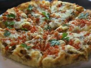 Pizza com massa de batata doce fica com textura úmida e leve. (Foto: Fernando Antunes)