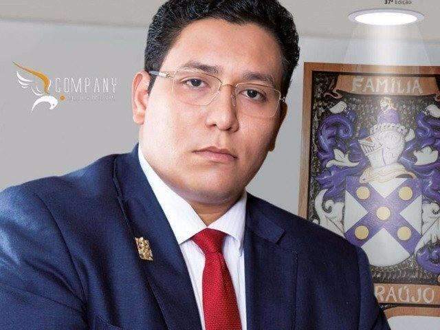 Capa de revista por sucesso, acusado de golpe em 60 mil &eacute; r&eacute;u por diploma falso