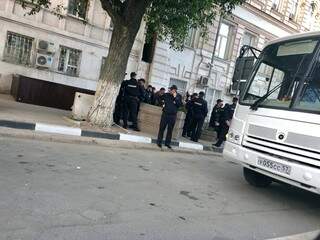 Policiais do serviço de patrulha da cidade de Rostov on Don reunidos no meio da rua na tarde desta terça-feira (Foto: Paulo Nonato de Souza)