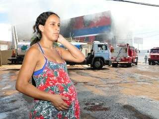 Grávida de sete meses, Gisele Souza da Silva assistiu incêndio no lado de fora da casa (Foto: Luciano Mota)