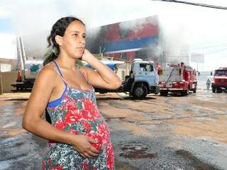 &quot;Fui desligando tudo&quot;, diz vizinha  sobre medo do fogo