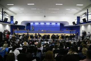 Sessão da Câmara estava lotada de servidores municipais. (Foto: Fernando Antunes)