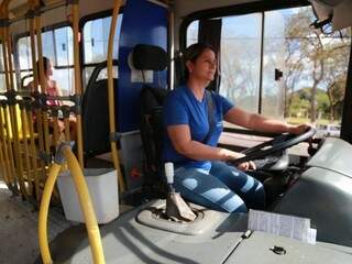 Motorista há 10 anos, Luzinete leva paciência e gentileza para dentro do ônibus. (Foto: Alcides Neto)