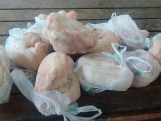 Ao todo, foram apreendidos 16 kg da carne vendida ilegalmente (Foto: Divulgação/PMA)