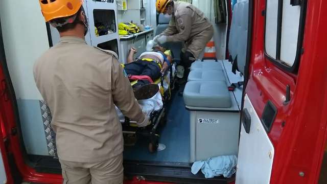 Homem &eacute; baleado durante jogo de futebol e socorrido em estado grave
