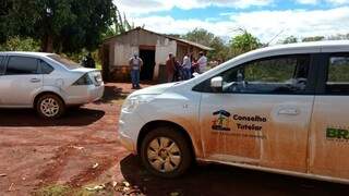 Equipe do Conselho Tutelar em casa da aldeia Bororó (Foto: Osvaldo Duarte/Dourados News)