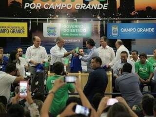 Governador Reinaldo Azambuja e prefeito Marquinhos Trad trocam camisas com cores, que simbolizam o Estado e a Capital (Foto: João Paulo Gonçalves)