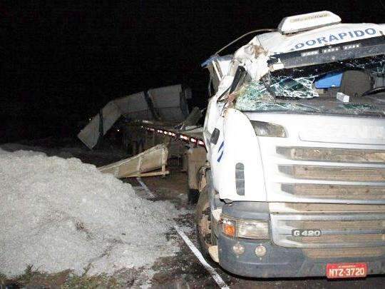 Carreta tomba com carga de caro&ccedil;o de algod&atilde;o e interdita 163 por 2h