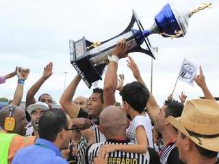 Jogadores e torcedores comemoram título da série B do Estadual de 2012 (Foto: Reprodução/Facebook)