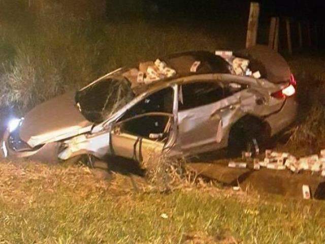 Contrabandista capota carro, foge a p&eacute; e abandona mais de mil pacotes de cigarro