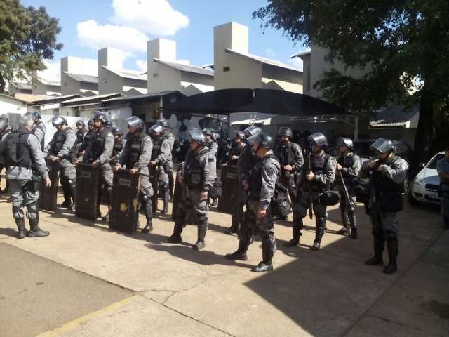 Ap&oacute;s pente-fino, 20 presos envolvidos em confus&atilde;o s&atilde;o transferidos de pres&iacute;dio