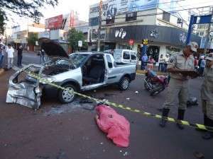 Um morre e tr&ecirc;s pessoas ficam feridas em acidente entre carro e moto 