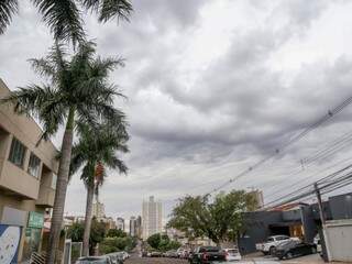 Céu nublado nesta tarde indica virada de tempo em Campo Grande (Foto: Paulo Francis)