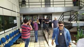 Agentes da Polícia Federal deixam a Secretaria de Saúde após buscas na 2ª fase da Operação Purificação (Foto: Adilson Domingos)