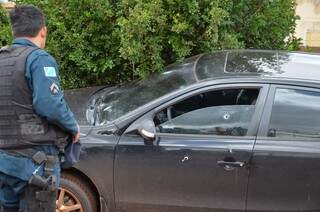 Carro ocupado por analista da Receita Federal e pela mulher dele ficou crivado de balas (Foto: Porã News)