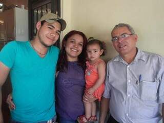 Clarice, Vander e a filha do casal, ao lado do pioneiro João Pereira Martins (Foto:Divulgação)