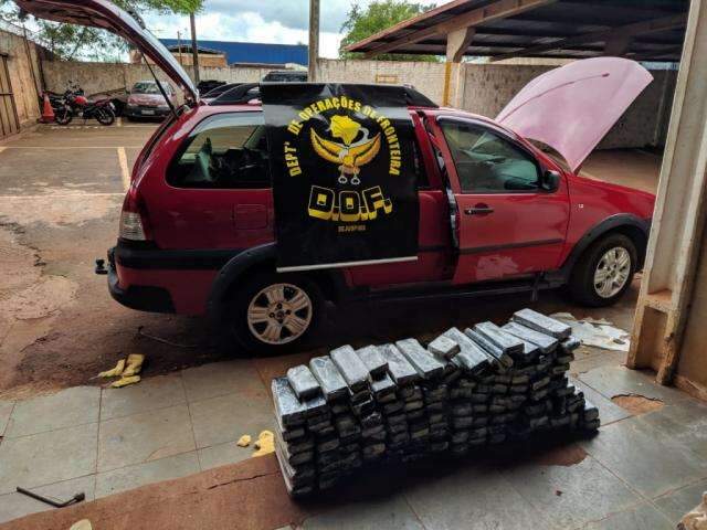Dupla &eacute; presa com 97 quilos de maconha em ve&iacute;culo roubado 