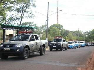 Viaturas partem para início da Operação Raid em bairros do sul de Campo Grande. (Foto: Fernando Antunes)