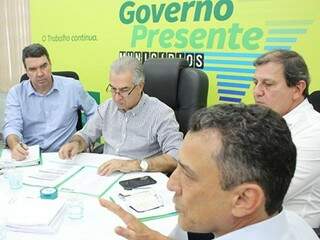 Governador reunida com a equipe de Glória de Dourados. (Foto: Subcom/Divulgação)