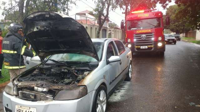 Pane el&eacute;trica causa inc&ecirc;ndio em ve&iacute;culo e assusta motorista 