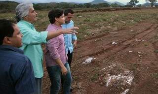 Delcídio e prefeito visitam área onde será construído o residencial no Guató. (Foto:Divulgação)