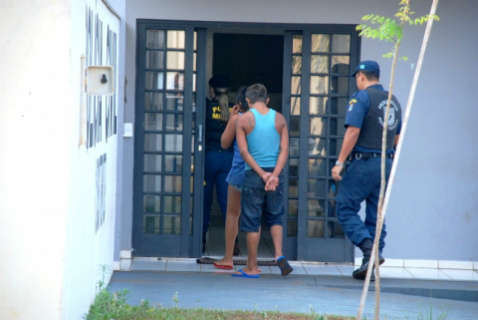  Policia prende cinco e apreende droga durante opera&ccedil;&atilde;o de combate ao tr&aacute;fico 
