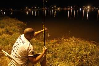 Gustavo pesca no local desde a infância  (Foto: Marcelo Victor)