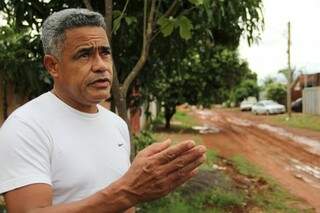 Ronald reclama de ruas intransitáveis devido à lama no Bairro Oliveira II. (Foto: Marcos Ermínio)