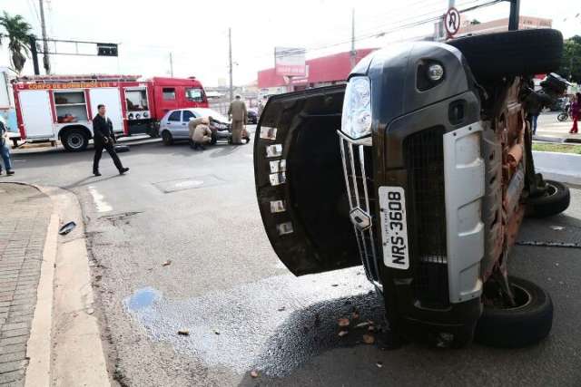 Duster atravessa sinal vermelho, bate em Palio e capota na avenida Zahran 